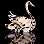 Women's Crystal Swan Animal Brooch for Wedding Party Decoration Scarf ,Fine Jewelry,Random Color